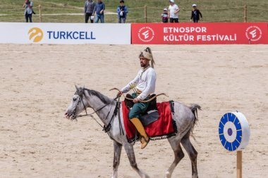 Kimliği belirsiz kişi eski Osmanlı İmparatorluğu archer asker kostümleri bir binicilik sırasında bir okçuluk yarışması'nda var. Istanbul, Türkiye, 13,2017 olabilir