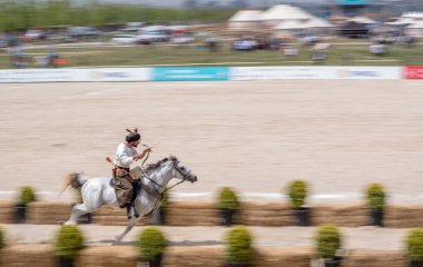 Kimliği belirsiz kişi eski Osmanlı İmparatorluğu archer asker kostümleri vuruyor at binme süre Okçuluk Yarışması'nda. Istanbul, Türkiye, 13,2017 olabilir