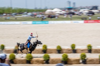 Kimliği belirsiz kişi eski Osmanlı İmparatorluğu archer asker kostümleri vuruyor at binme süre Okçuluk Yarışması'nda. Istanbul, Türkiye, 13,2017 olabilir