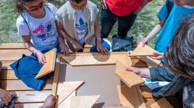 Kimliği belirsiz çocuk geleneksel Türk ahşap puzzle oyna. Etnospor Kültür Festivali bileziğinde bulunmakta. Istanbul, Türkiye, 13,2017 olabilir