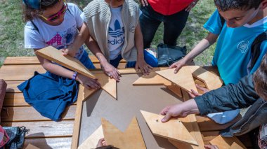 Kimliği belirsiz çocuk geleneksel Türk ahşap puzzle oyna. Etnospor Kültür Festivali bileziğinde bulunmakta. Istanbul, Türkiye, 13,2017 olabilir
