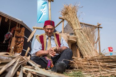 Kimliği belirsiz bir geleneksel hasır sepet yapar. Istanbul, Türkiye, 13,2017 olabilir