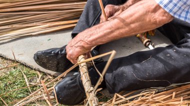 Kimliği belirsiz bir geleneksel hasır sepet yapar. Istanbul, Türkiye, 13,2017 olabilir