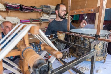 Kimliği belirsiz kişi ham ipek elyaf Koza Istanbul, Turkey.Istanbul, Türkiye, 13 Mayıs 2017 atölyesinde çıkarma