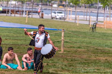 Kimliği belirsiz kişi şalvar (shalvar veya salvar) guresi,(kuroshio/wrestling) gerçekleştirin. Salvar güreş geleneksel Türk güreş bir türüdür. Istanbul, Türkiye, 13,201 olabilir