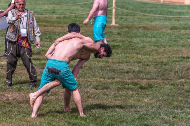 Kimliği belirsiz kişi şalvar (shalvar veya salvar) guresi,(kuroshio/wrestling) gerçekleştirin. Salvar güreş geleneksel Türk güreş bir türüdür. Istanbul, Türkiye, 13,201 olabilir