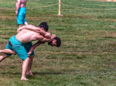 Kimliği belirsiz kişi şalvar (shalvar veya salvar) guresi,(kuroshio/wrestling) gerçekleştirin. Salvar güreş geleneksel Türk güreş bir türüdür. Istanbul, Türkiye, 13,201 olabilir