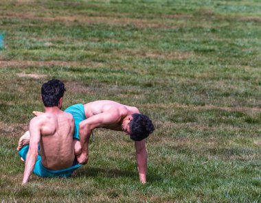 Kimliği belirsiz kişi şalvar (shalvar veya salvar) guresi,(kuroshio/wrestling) gerçekleştirin. Salvar güreş geleneksel Türk güreş bir türüdür. Istanbul, Türkiye, 13,201 olabilir