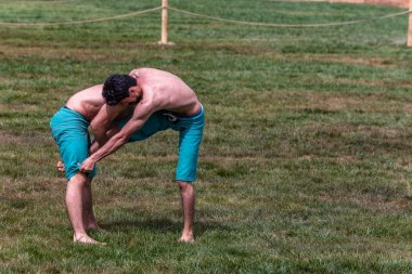 Kimliği belirsiz kişi şalvar (shalvar veya salvar) guresi,(kuroshio/wrestling) gerçekleştirin. Salvar güreş geleneksel Türk güreş bir türüdür. Istanbul, Türkiye, 13,201 olabilir