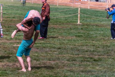 Kimliği belirsiz kişi şalvar (shalvar veya salvar) guresi,(kuroshio/wrestling) gerçekleştirin. Salvar güreş geleneksel Türk güreş bir türüdür. Istanbul, Türkiye, 13,201 olabilir