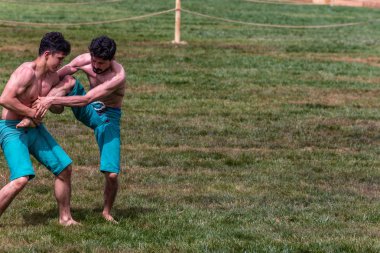 Kimliği belirsiz kişi şalvar (shalvar veya salvar) guresi,(kuroshio/wrestling) gerçekleştirin. Salvar güreş geleneksel Türk güreş bir türüdür. Istanbul, Türkiye, 13,201 olabilir