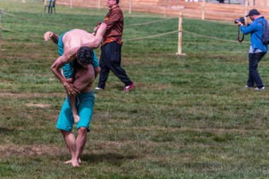 Kimliği belirsiz kişi şalvar (shalvar veya salvar) guresi,(kuroshio/wrestling) gerçekleştirin. Salvar güreş geleneksel Türk güreş bir türüdür. Istanbul, Türkiye, 13,201 olabilir