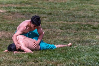 Kimliği belirsiz kişi şalvar (shalvar veya salvar) guresi,(kuroshio/wrestling) gerçekleştirin. Salvar güreş geleneksel Türk güreş bir türüdür. Istanbul, Türkiye, 13,201 olabilir