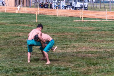Kimliği belirsiz kişi şalvar (shalvar veya salvar) guresi,(kuroshio/wrestling) gerçekleştirin. Salvar güreş geleneksel Türk güreş bir türüdür. Istanbul, Türkiye, 13,201 olabilir