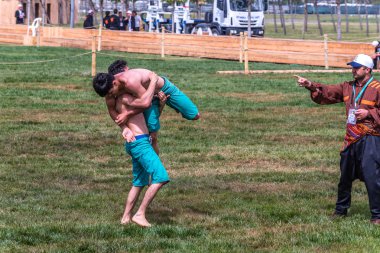 Kimliği belirsiz kişi şalvar (shalvar veya salvar) guresi,(kuroshio/wrestling) gerçekleştirin. Salvar güreş geleneksel Türk güreş bir türüdür. Istanbul, Türkiye, 13,201 olabilir