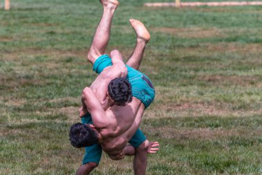 Kimliği belirsiz kişi şalvar (shalvar veya salvar) guresi,(kuroshio/wrestling) gerçekleştirin. Salvar güreş geleneksel Türk güreş bir türüdür. Istanbul, Türkiye, 13,201 olabilir
