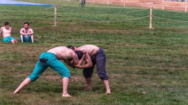 Kimliği belirsiz kişi şalvar (shalvar veya salvar) guresi,(kuroshio/wrestling) gerçekleştirin. Salvar güreş geleneksel Türk güreş bir türüdür. Istanbul, Türkiye, 13,201 olabilir