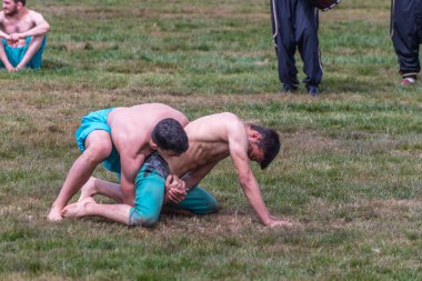 Kimliği belirsiz kişi şalvar (shalvar veya salvar) guresi,(kuroshio/wrestling) gerçekleştirin. Salvar güreş geleneksel Türk güreş bir türüdür. Istanbul, Türkiye, 13,201 olabilir