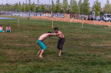 Kimliği belirsiz kişi şalvar (shalvar veya salvar) guresi,(kuroshio/wrestling) gerçekleştirin. Salvar güreş geleneksel Türk güreş bir türüdür. Istanbul, Türkiye, 13,201 olabilir