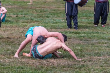 Kimliği belirsiz kişi şalvar (shalvar veya salvar) guresi,(kuroshio/wrestling) gerçekleştirin. Salvar güreş geleneksel Türk güreş bir türüdür. Istanbul, Türkiye, 13,201 olabilir
