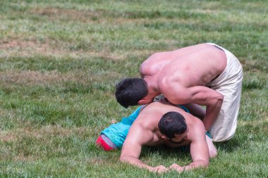Kimliği belirsiz kişi şalvar (shalvar veya salvar) guresi,(kuroshio/wrestling) gerçekleştirin. Salvar güreş geleneksel Türk güreş bir türüdür. Istanbul, Türkiye, 13,201 olabilir