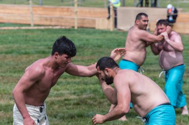 Kimliği belirsiz kişi şalvar (shalvar veya salvar) guresi,(kuroshio/wrestling) gerçekleştirin. Salvar güreş geleneksel Türk güreş bir türüdür. Istanbul, Türkiye, 13,201 olabilir