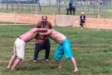 Kimliği belirsiz kişi şalvar (shalvar veya salvar) guresi,(kuroshio/wrestling) gerçekleştirin. Salvar güreş geleneksel Türk güreş bir türüdür. Istanbul, Türkiye, 13,201 olabilir