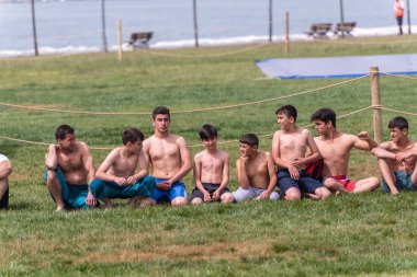 Kimliği belirsiz kişi şalvar (shalvar veya salvar) guresi,(kuroshio/wrestling) gerçekleştirin. Salvar güreş geleneksel Türk güreş bir türüdür. Istanbul, Türkiye, 13,201 olabilir