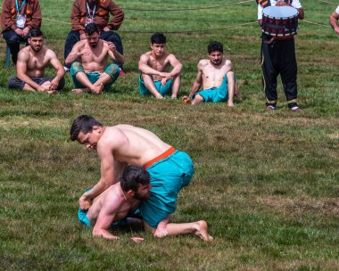 Kimliği belirsiz kişi şalvar (shalvar veya salvar) guresi,(kuroshio/wrestling) gerçekleştirin. Salvar güreş geleneksel Türk güreş bir türüdür. Istanbul, Türkiye, 13,201 olabilir
