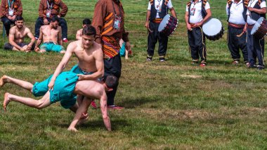 Kimliği belirsiz kişi şalvar (shalvar veya salvar) guresi,(kuroshio/wrestling) gerçekleştirin. Salvar güreş geleneksel Türk güreş bir türüdür. Istanbul, Türkiye, 13,201 olabilir