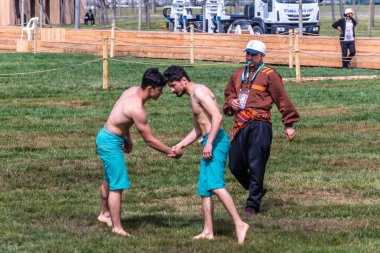 Kimliği belirsiz kişi şalvar (shalvar veya salvar) guresi,(kuroshio/wrestling) gerçekleştirin. Salvar güreş geleneksel Türk güreş bir türüdür. Istanbul, Türkiye, 13,201 olabilir