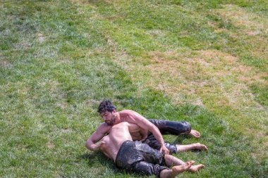 Kimliği belirsiz Türk halkı yağlı güreş gerçekleştirin. Yağlı güreş veya yağ (yağlı Gures) güreş Türk Ulusal spordur. Istanbul, Türkiye, 13,2017 olabilir