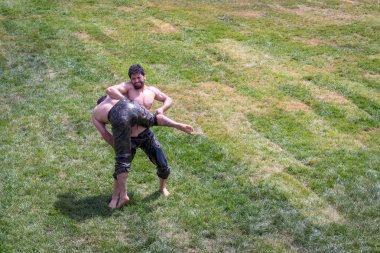 Kimliği belirsiz Türk halkı yağlı güreş gerçekleştirin. Yağlı güreş veya yağ (yağlı Gures) güreş Türk Ulusal spordur. Istanbul, Türkiye, 13,2017 olabilir