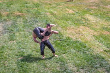 Kimliği belirsiz Türk halkı yağlı güreş gerçekleştirin. Yağlı güreş veya yağ (yağlı Gures) güreş Türk Ulusal spordur. Istanbul, Türkiye, 13,2017 olabilir