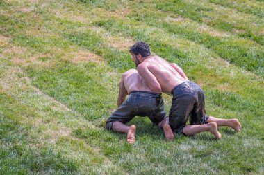 Kimliği belirsiz Türk halkı yağlı güreş gerçekleştirin. Yağlı güreş veya yağ (yağlı Gures) güreş Türk Ulusal spordur. Istanbul, Türkiye, 13,2017 olabilir