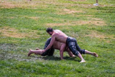 Kimliği belirsiz Türk halkı yağlı güreş gerçekleştirin. Yağlı güreş veya yağ (yağlı Gures) güreş Türk Ulusal spordur. Istanbul, Türkiye, 13,2017 olabilir