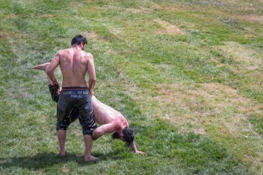 Kimliği belirsiz Türk halkı yağlı güreş gerçekleştirin. Yağlı güreş veya yağ (yağlı Gures) güreş Türk Ulusal spordur. Istanbul, Türkiye, 13,2017 olabilir