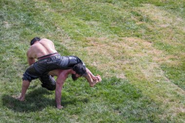 Kimliği belirsiz Türk halkı yağlı güreş gerçekleştirin. Yağlı güreş veya yağ (yağlı Gures) güreş Türk Ulusal spordur. Istanbul, Türkiye, 13,2017 olabilir