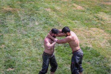 Kimliği belirsiz Türk halkı yağlı güreş gerçekleştirin. Yağlı güreş veya yağ (yağlı Gures) güreş Türk Ulusal spordur. Istanbul, Türkiye, 13,2017 olabilir