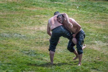 Kimliği belirsiz Türk halkı yağlı güreş gerçekleştirin. Yağlı güreş veya yağ (yağlı Gures) güreş Türk Ulusal spordur. Istanbul, Türkiye, 13,2017 olabilir