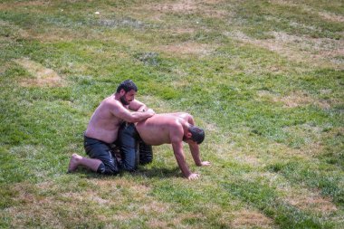 Kimliği belirsiz Türk halkı yağlı güreş gerçekleştirin. Yağlı güreş veya yağ (yağlı Gures) güreş Türk Ulusal spordur. Istanbul, Türkiye, 13,2017 olabilir