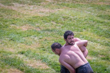 Kimliği belirsiz Türk halkı yağlı güreş gerçekleştirin. Yağlı güreş veya yağ (yağlı Gures) güreş Türk Ulusal spordur. Istanbul, Türkiye, 13,2017 olabilir