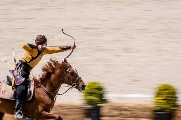 馬に乗ってアーチェリーの競争で古代オスマン帝国弓兵士の衣装で正体不明の人々 を撮影します イスタンブール トルコが 2017 — ストック写真