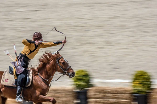 馬に乗ってアーチェリーの競争で古代オスマン帝国弓兵士の衣装で正体不明の人々 を撮影します イスタンブール トルコが 2017 — ストック写真