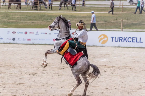 Kimliği belirsiz kişi eski Osmanlı İmparatorluğu archer asker kostümleri bir binicilik sırasında bir okçuluk yarışması'nda var. Istanbul, Türkiye, 13,2017 olabilir