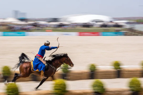Kimliği belirsiz kişi eski Osmanlı İmparatorluğu archer asker kostümleri vuruyor at binme süre Okçuluk Yarışması'nda. Istanbul, Türkiye, 13,2017 olabilir