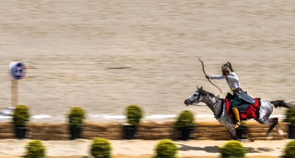 Kimliği belirsiz kişi eski Osmanlı İmparatorluğu archer asker kostümleri vuruyor at binme süre Okçuluk Yarışması'nda. Istanbul, Türkiye, 13,2017 olabilir