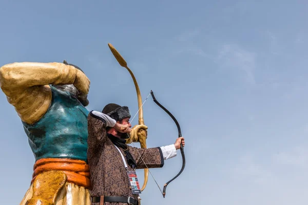 男アーチャーと古代トルコ軍とオスマン帝国の兵士の衣装で正体不明の中世の射手の像は 矢印で目指しています イスタンブール トルコが 2017 — ストック写真
