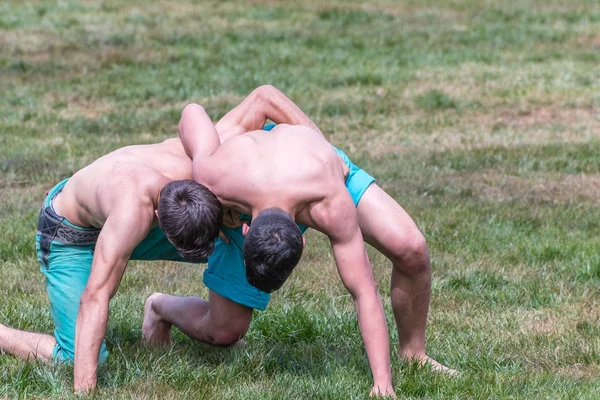 正体不明の人々 はサルワール Shalvar または Salvar Guresi Kuroshio Wrestling を実行します Salvar — ストック写真