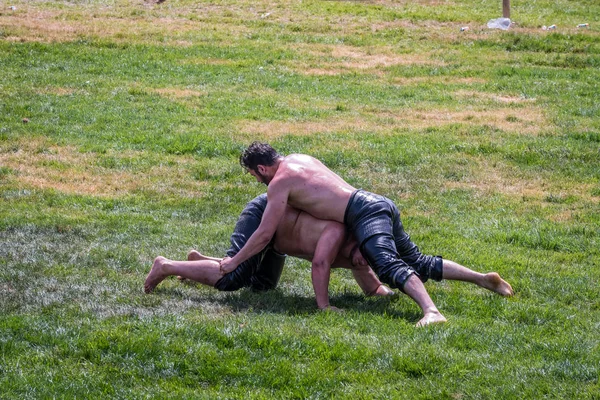 Kimliği belirsiz Türk halkı yağlı güreş gerçekleştirin. Yağlı güreş veya yağ (yağlı Gures) güreş Türk Ulusal spordur. Istanbul, Türkiye, 13,2017 olabilir